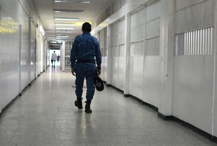 Trasladan a 103 presos de alta peligrosidad de una cárcel de Colombia a otros centros del país