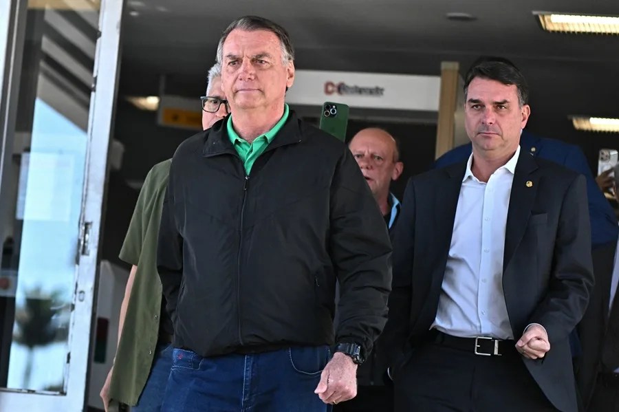 En el nombre del padre: los Bolsonaro, candidatos a todo en las elecciones de Brasil