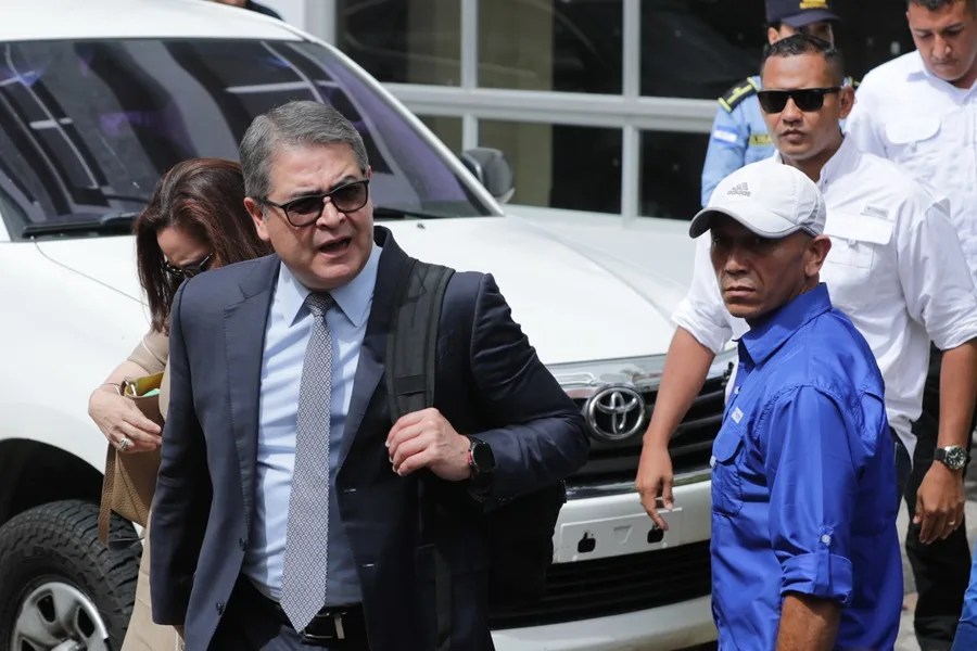 El expresidente hondureño Juan Orlando Hernández, acusado de lavado, dice que afronta el caso con respeto a la Justicia