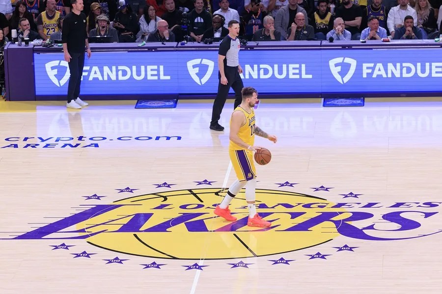 La familia Buss ultima su salida de los Lakers al vender su última participación
