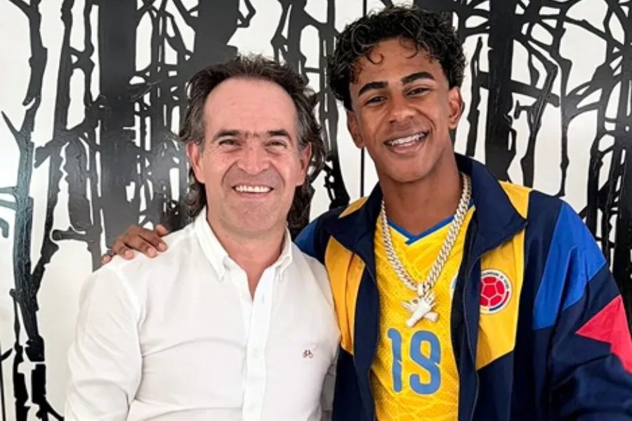 Lamine Yamal viste la camiseta amarilla de Colombia en la Feria de las Flores de Medellín