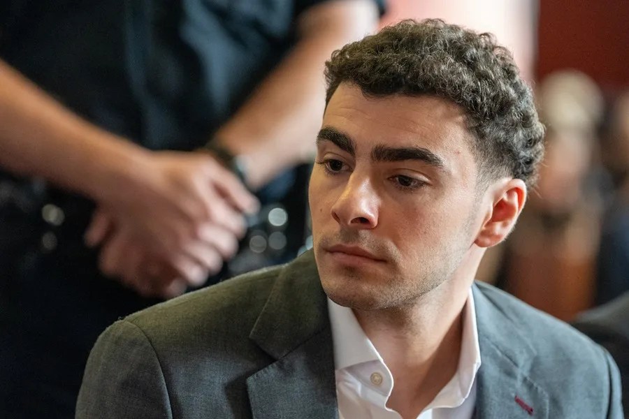 Un juez aplaza el juicio estatal contra Luigi Mangione y convoca una nueva audiencia el 10 de diciembre