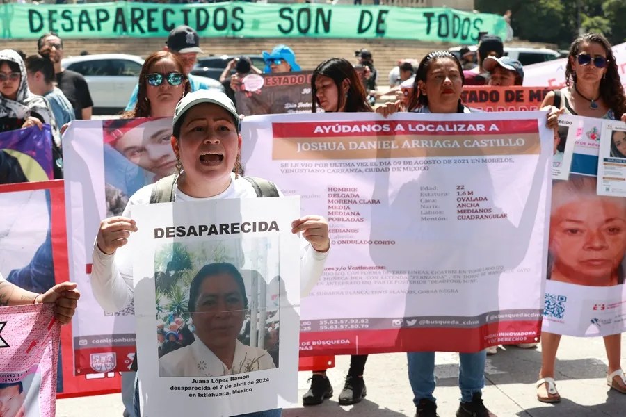 Familias recuerdan a sus desaparecidos con fotos y fichas de búsqueda en Ciudad de México