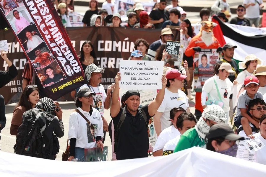 Familias recuerdan a sus desaparecidos con fotos y fichas de búsqueda en Ciudad de México
