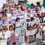 Familias recuerdan a sus desaparecidos con fotos y fichas de búsqueda en Ciudad de México