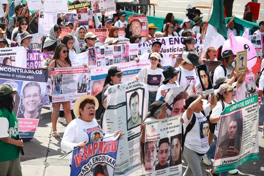 Familias recuerdan a sus desaparecidos con fotos y fichas de búsqueda en Ciudad de México