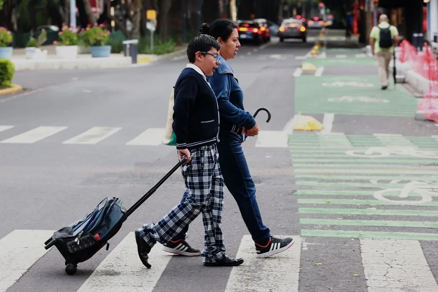 Entre la distracción y la seguridad, México debate el uso de celulares en el regreso a clases