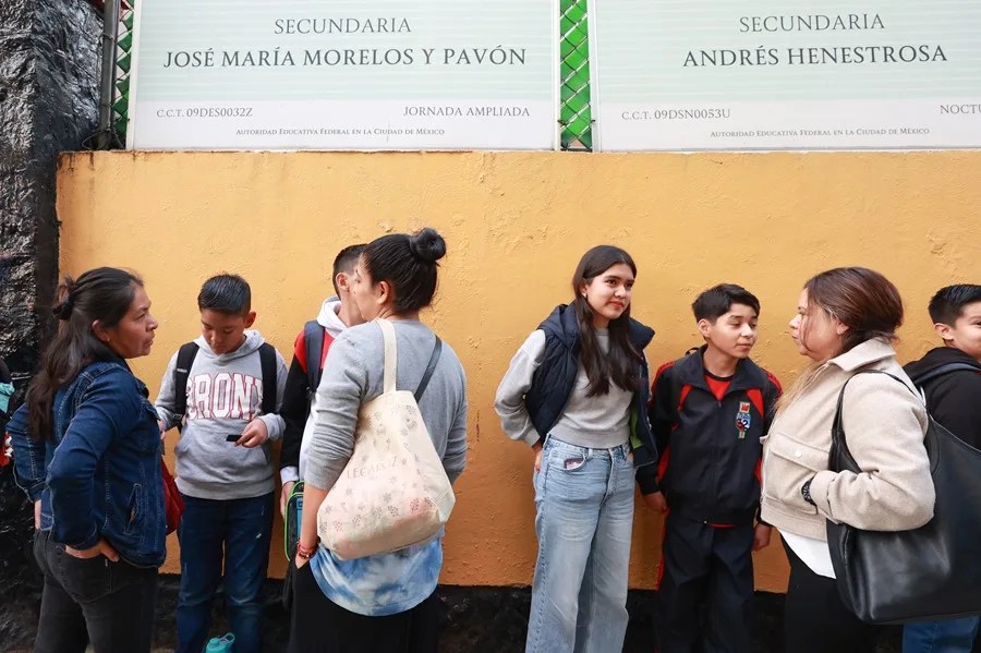 Entre la distracción y la seguridad, México debate el uso de celulares en el regreso a clases