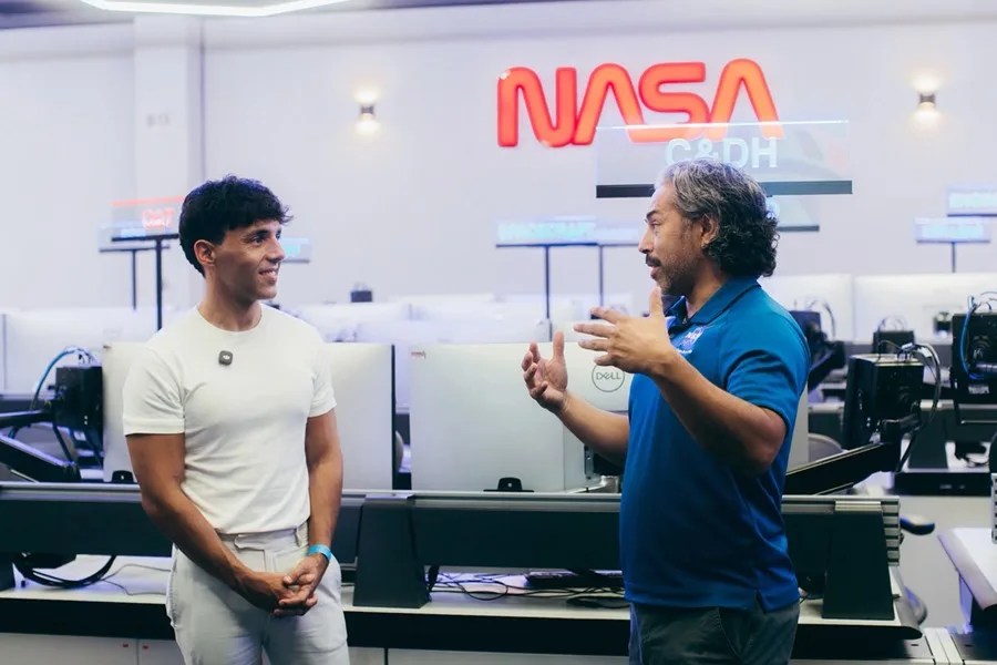 'El Mago Pop' visita las instalaciones de la NASA en Houston mientras trabaja en una ambiciosa ilusión