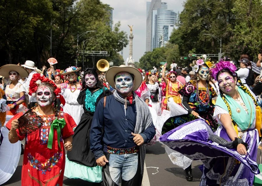 Miles de indígenas se toman las calles de la Ciudad de México con cultura y demandas