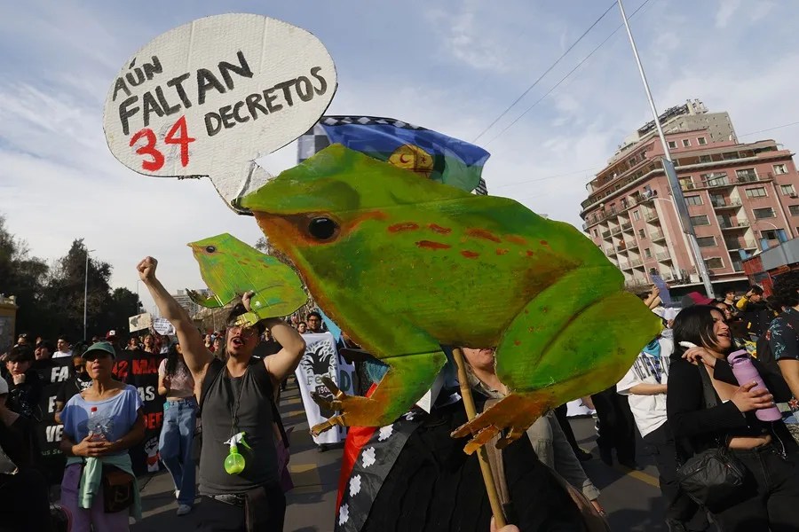 Cientos de ambientalistas marchan en Chile contra "retrocesos ambientales" que le reclaman al Gobierno de Kast