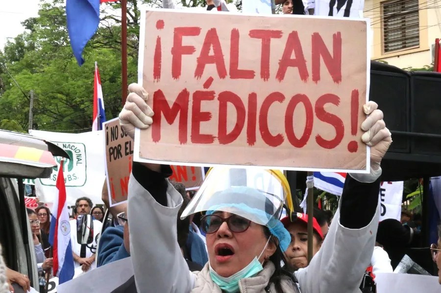 Unos 300 médicos del sistema público paraguayo renunciarán por bajos salarios, dice gremio