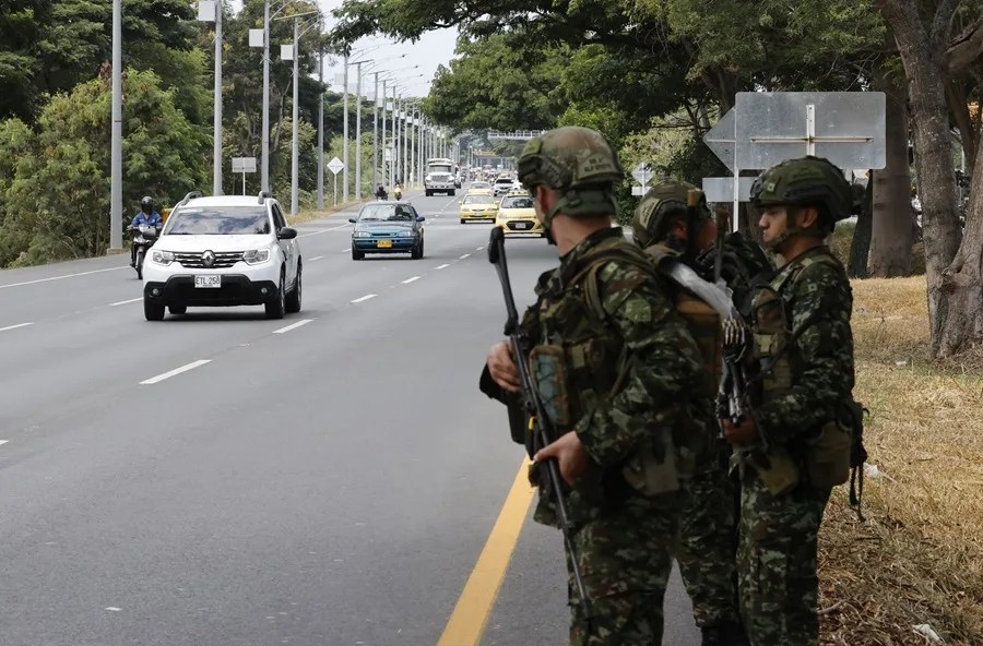 Un ataque con explosivos destruye un peaje un día después de la investidura de De la Espriella en Colombia