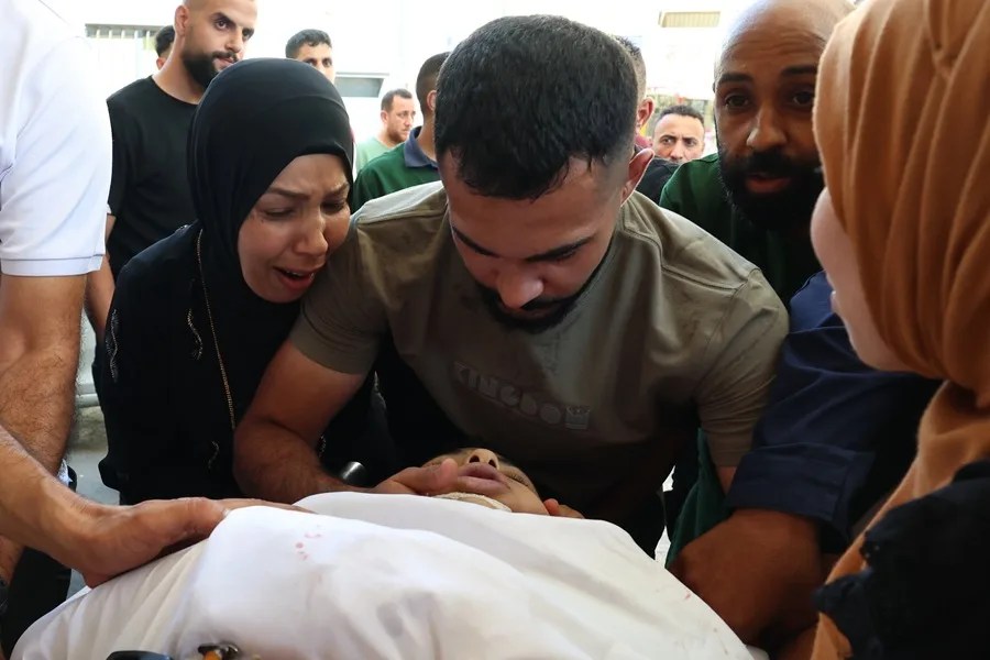 Varios palestinos trasladan el cuerpo del adolescente palestino Islam Ahmad Ajjouri al hospital de Rafidia