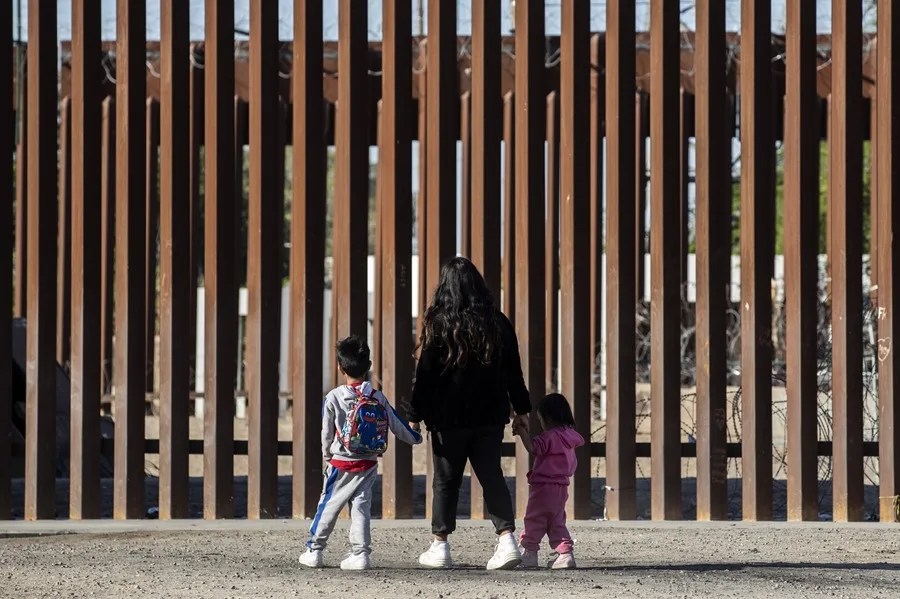 Un bufete ligado al Gobierno Trump recibe un contrato millonario para defender a menores migrantes