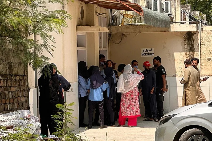 Un incendio arrasa una sala neonatal y mata a 14 bebés en Pakistán