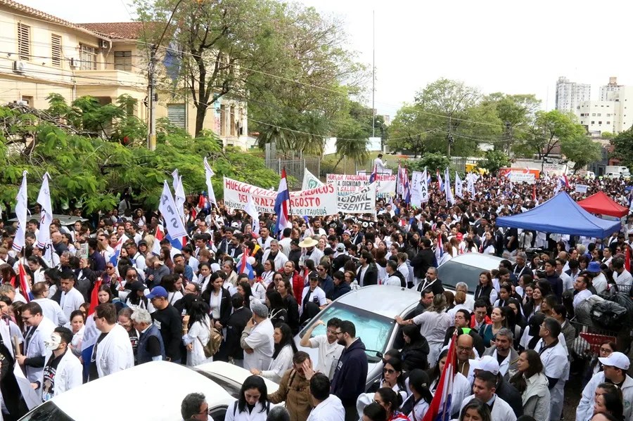 Médicos en Paraguay presentan renuncias masivas tras no llegar a un acuerdo con el Gobierno