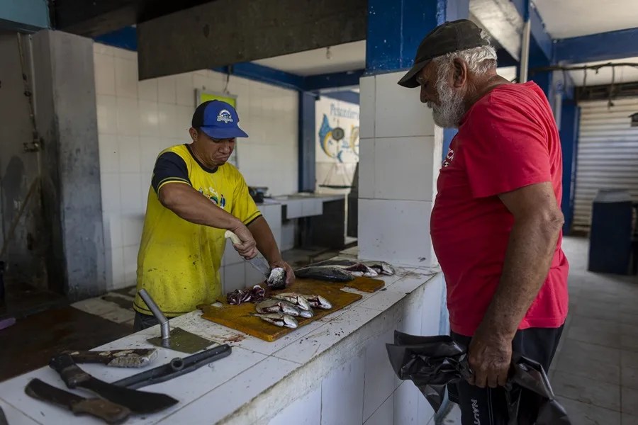 Pescadores y comerciantes, en la lucha por su sustento diario tras los terremotos en Venezuela