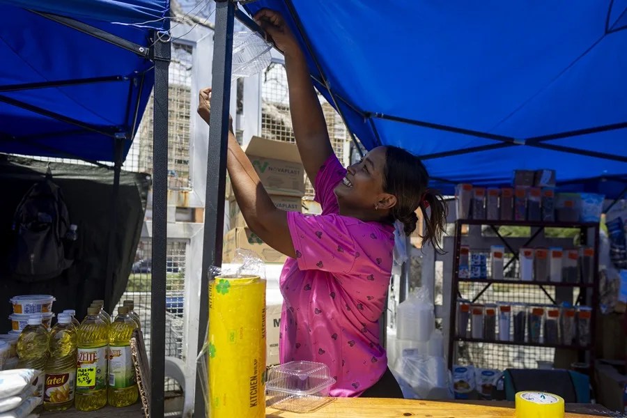 Pescadores y comerciantes, en la lucha por su sustento diario tras los terremotos en Venezuela