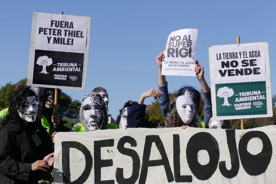 Cientos de personas protestan frente a la casa de Peter Thiel en Buenos Aires pidiendo su desalojo