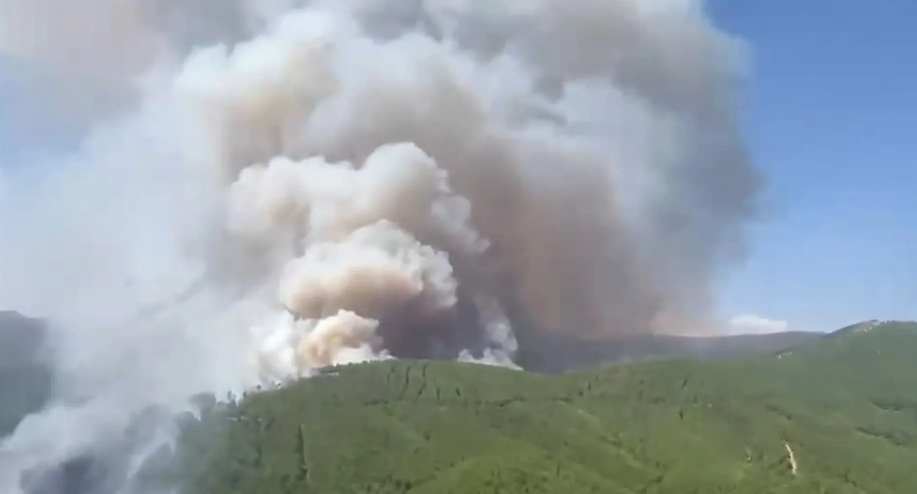 El incendio forestal de Pinofranqueado (Cáceres), en la comarca de Las Hurdes, ha obligado ya a evacuar a unas 700 personas de distintas alquerías, EFE/ATBRIF