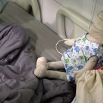 Roberto, el amigo de tela que acompaña a los niños bolivianos con cáncer en su tratamiento