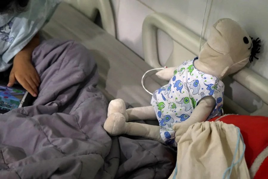 Roberto, el amigo de tela que acompaña a los niños bolivianos con cáncer en su tratamiento