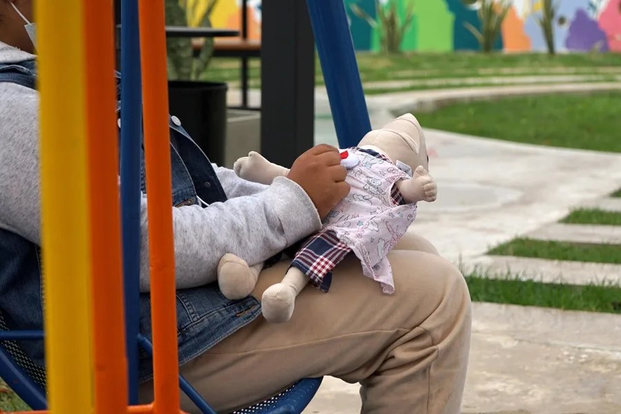 Roberto, el amigo de tela que acompaña a los niños bolivianos con cáncer en su tratamiento