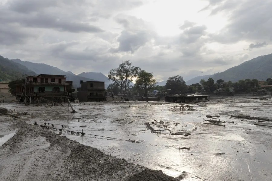 Una inmensa riada deja 160 víctimas en Nepal y China y casi 800 desaparecidos