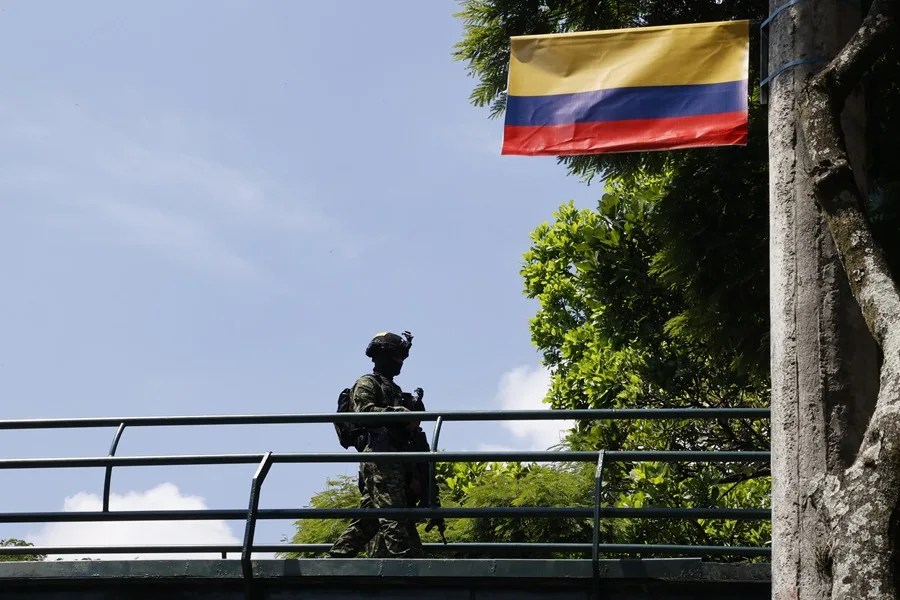 Un ataque con explosivos destruye un peaje un día después de la investidura de De la Espriella en Colombia