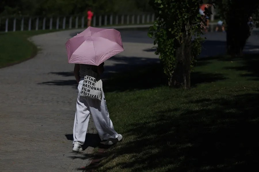 Doce comunidades en alerta por calor, tormentas y viento