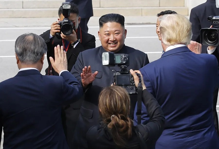 Trump dice que Kim Jong-un respondió a sus comunicaciones y que el intercambio es positivo