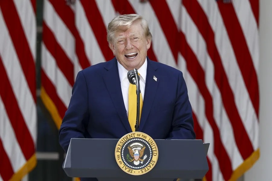 Trump planea una nueva tarifa de 100.000 dólares para trabajadores con visa H-1B en EE.UU.