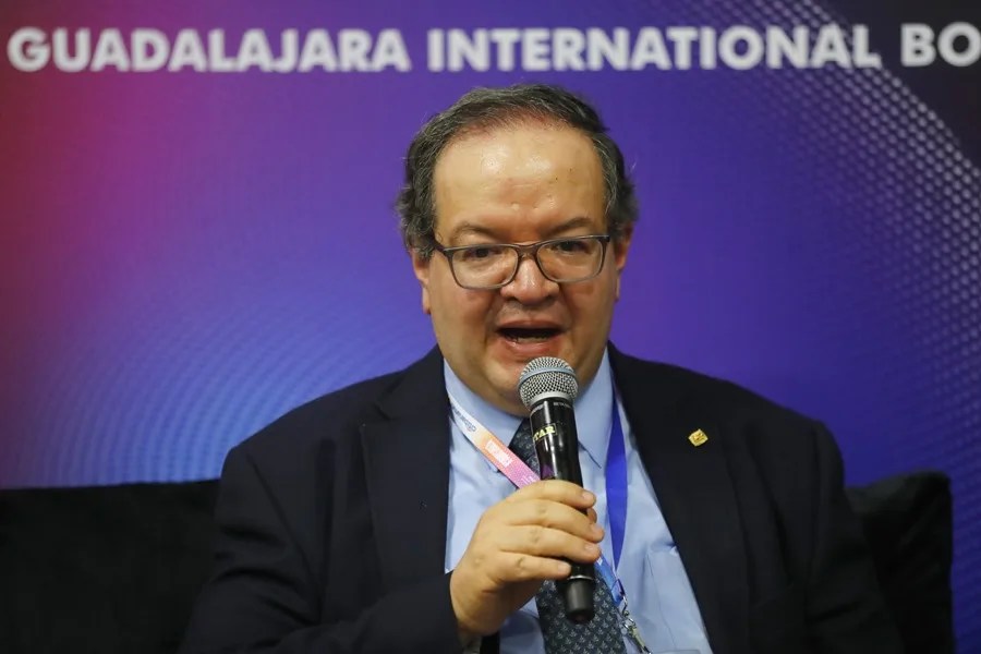 El rector de la UNAM supervisa el examen presencial que busca corregir la crisis por el uso de IA