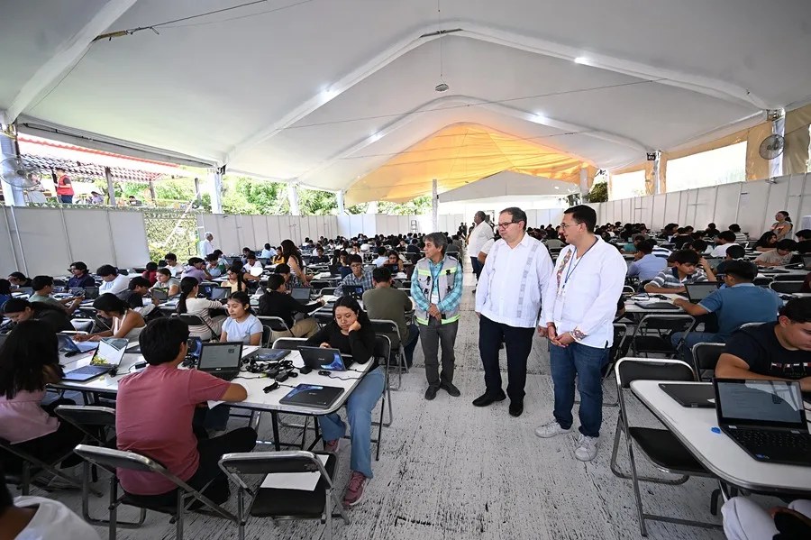 El rector de la UNAM supervisa el examen presencial que busca corregir la crisis por el uso de IA