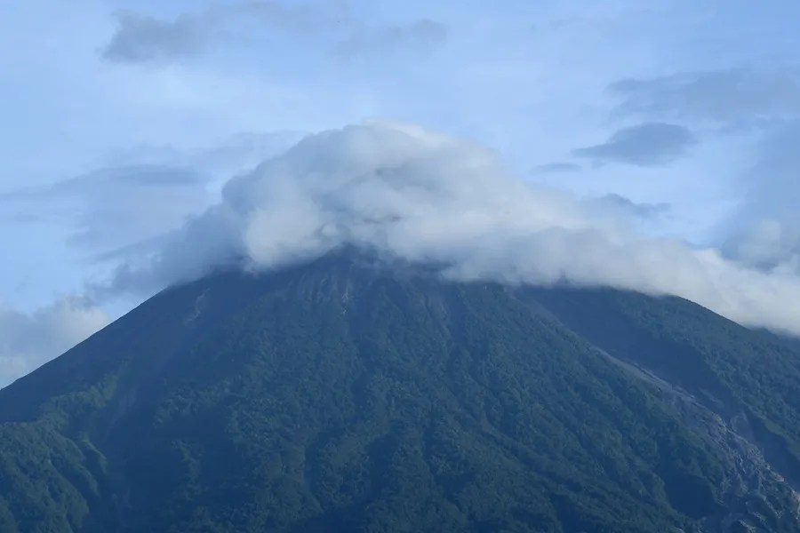 El volcán de Fuego, uno de los tres activos en Guatemala, pierde fuerza en sus erupciones