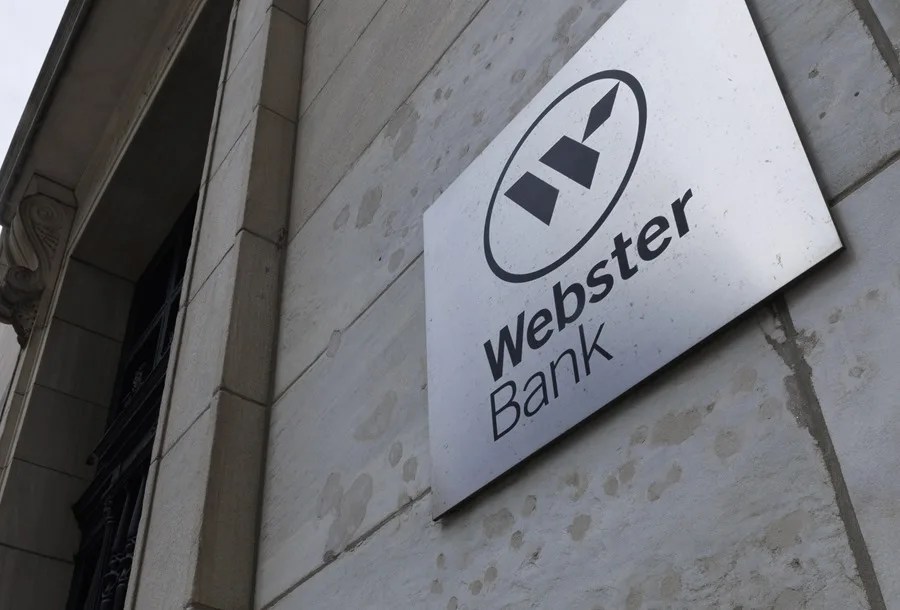 Vista del logo de Webster Bank, en una oficina en Boston.