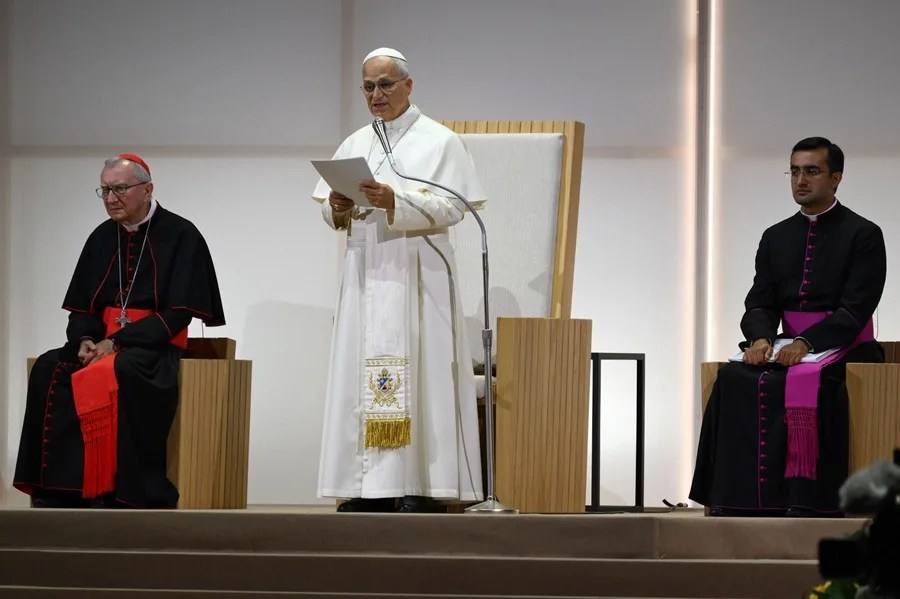 El papa León XIV (c) en Rímini, Italia.