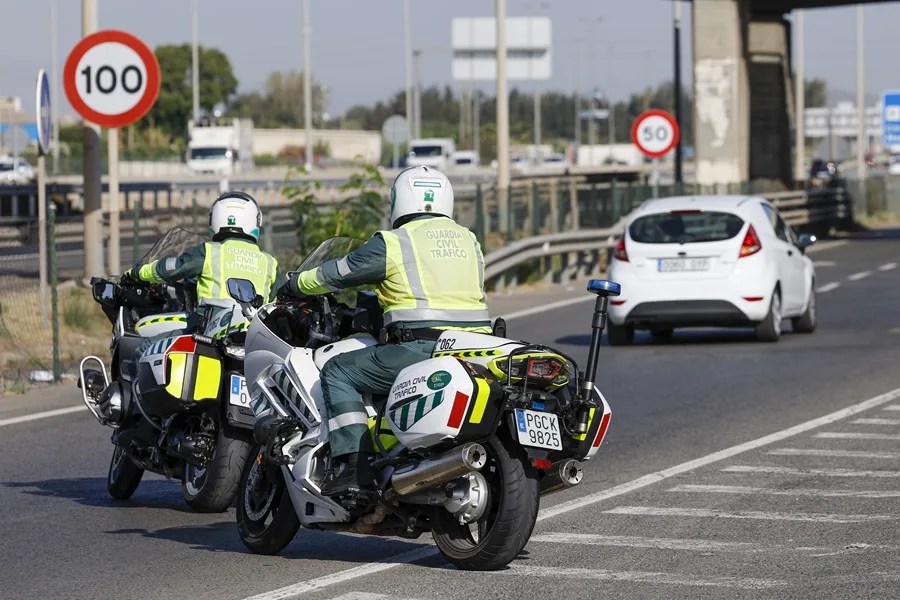 Una pareja de la Guardia Civil de Tráfico.