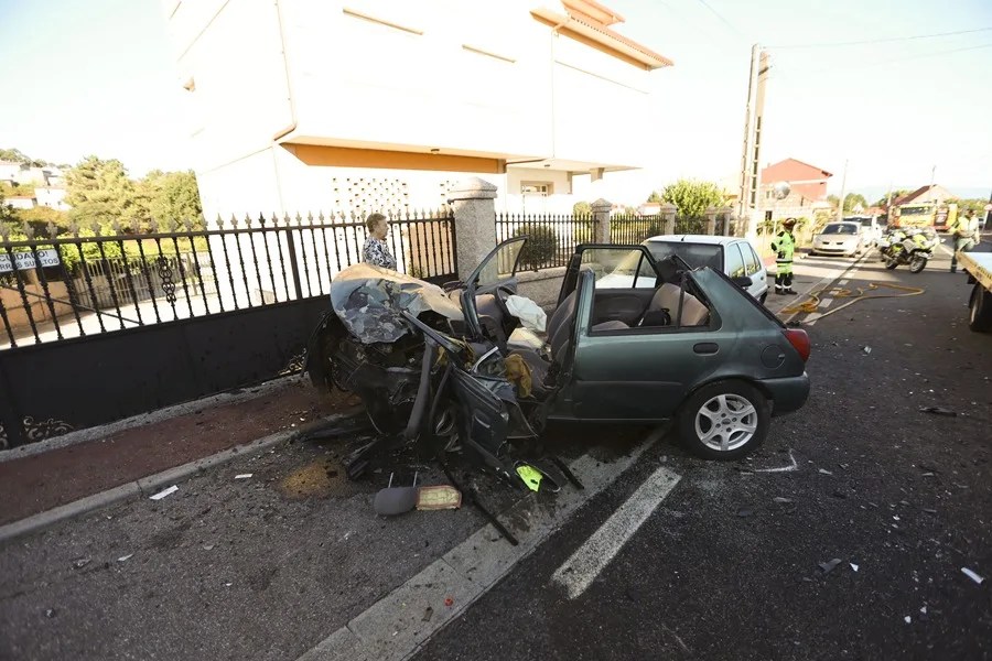 Un conductor ha fallecido tras sufrir un grave accidente de tráfico en la carretera PO-301, a su paso por la parroquia de Cornazo, en el municipio pontevedrés de Vilagarcía de Arousa.