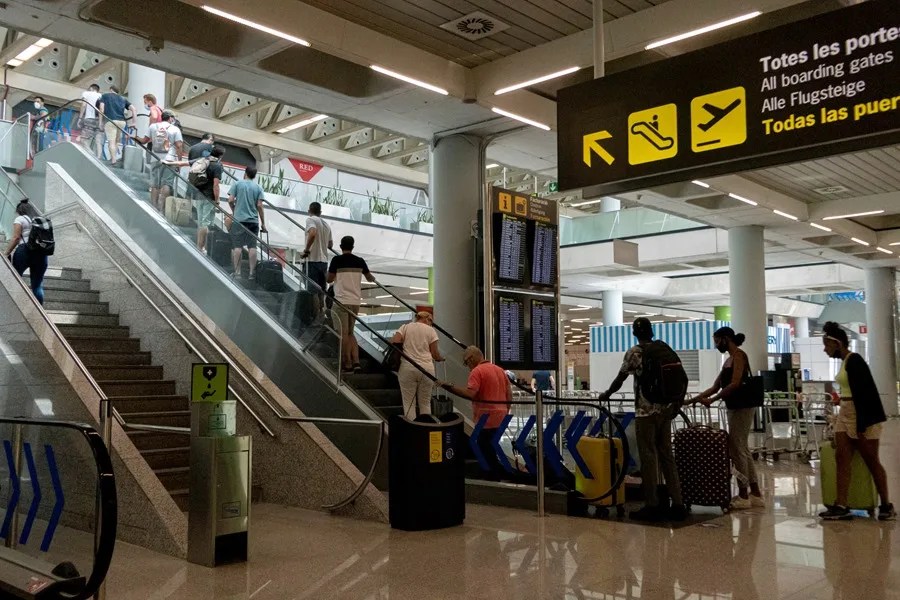 Pasajeros en el interior del aeropuerto de Palma de Mallorca