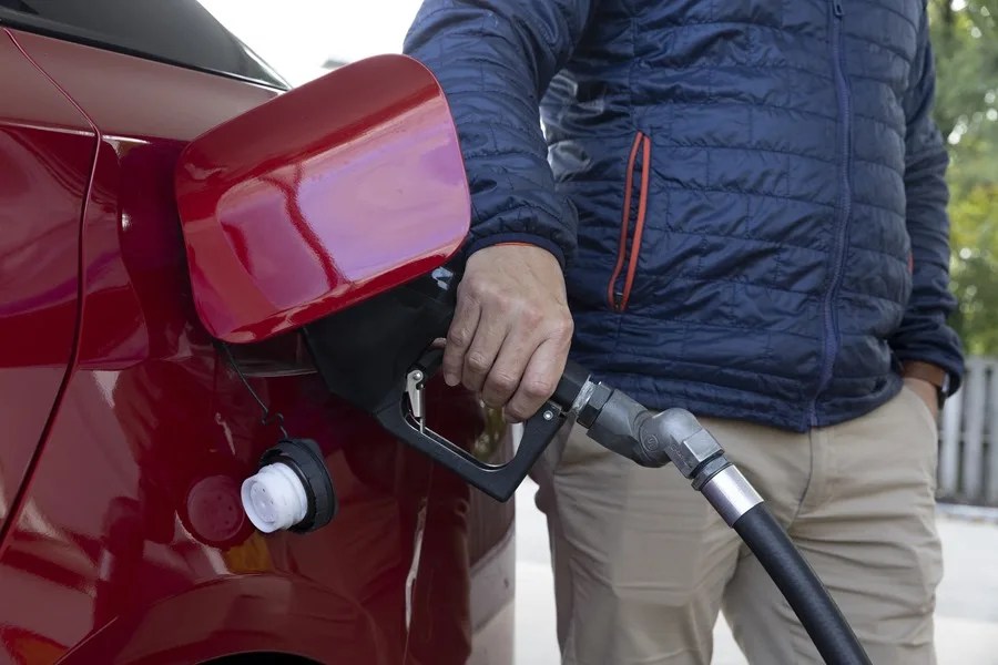 Una persona reposta gasolina.