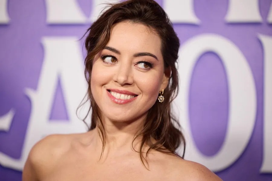 La actriz Aubrey Plaza da la bienvenida a su primer hijo a los 42 años