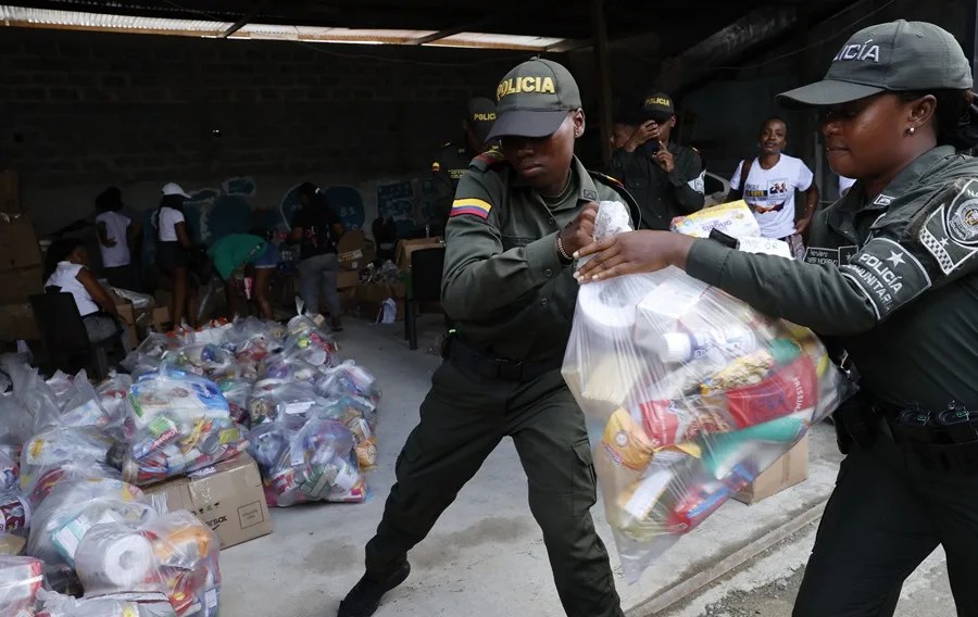 La ayuda humanitaria, incluida la del futbolista Jhon Arias, llega a las víctimas del terremoto