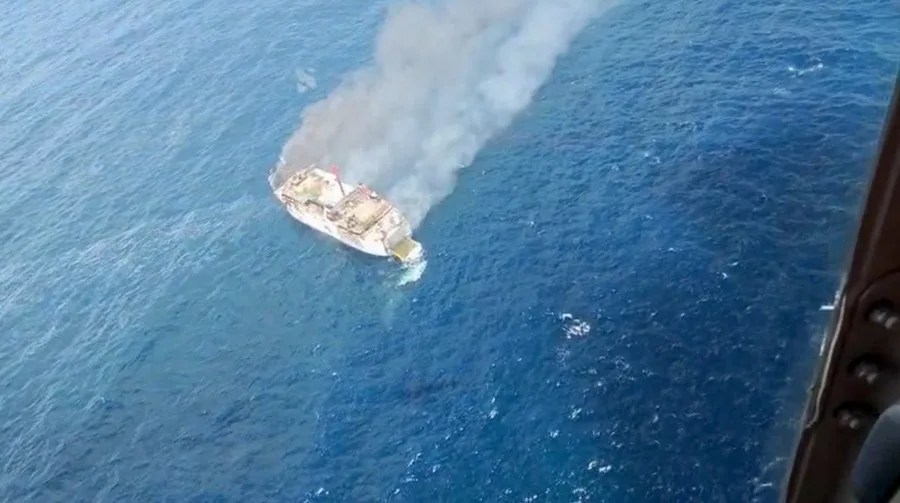 Visa aérea del barco incendiado en el estrecho de Lombok
