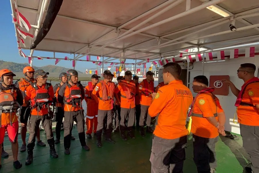 Operativo de búsqueda de cinco personas desaparecidas después de que un barco de pasajeros que partió de la turística isla de Bali se incendiara en aguas del estrecho de Lombok (Indonesia)