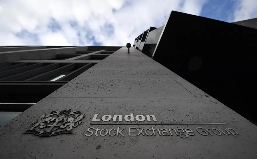 Vista del rótulo en el edificio de la Bolsa de Londres (Reino Unido).