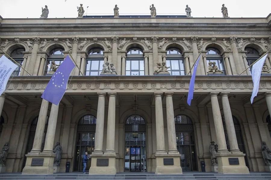 Banderas de la Unión Europea ondean a la entrada de la bolsa de Fráncfort (Alemania).