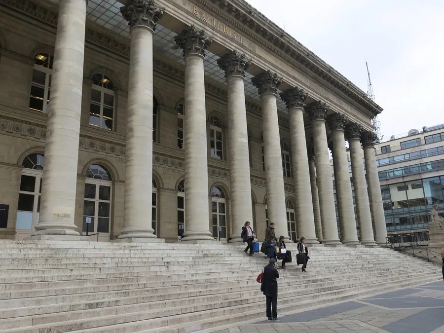 Fachada principal de la Bolsa de París.