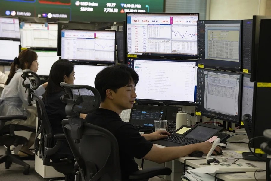 Trabajadores en la bolsa de Corea del Sur.